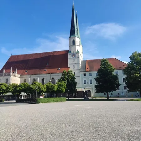 Enzian - Naehe Kapellplatz - Oeffentlicher Parkplatz - Aufzug *
